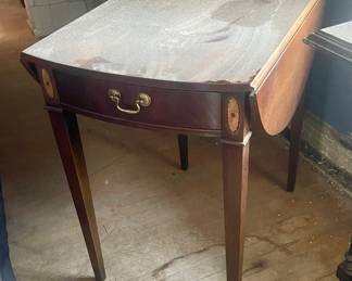 Small side table. Mahagony.