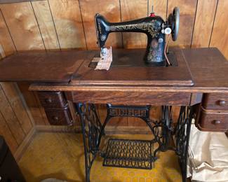 Complete singer sewing machine 
