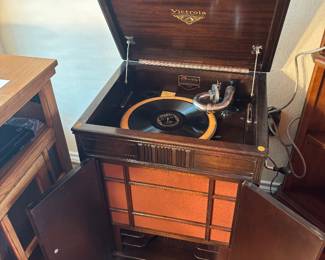 Working Victoria with crank and lots of records to choose from