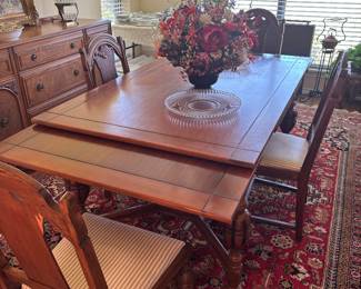 Pull out leaves vintage table and 6 chairs 