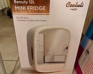 Mini beauty fridge
