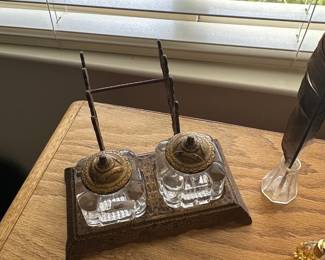 Quill and inkwell set