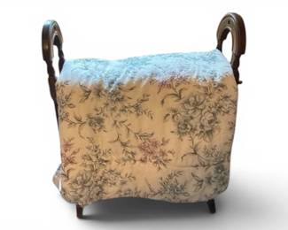 Solid Pattern quilt with quilt rack
