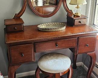 Queen Anne mahogany vanity dressing table set