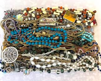 Lot 7226 Costume Jewelry