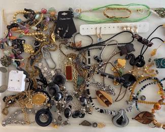 Lot 7225 Costume Jewelry