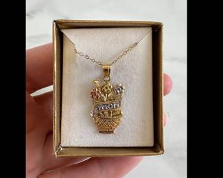 Lot 7238 14K Gold 1 Mom Pendant Necklace Jewelry