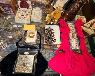 Items Located In The 1st Bedroom (MASTER)