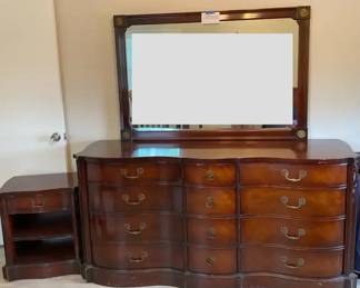 01 White Furniture Co. Mahogany Serpentine Style Dresser Nightstand w Dovetail Drawers