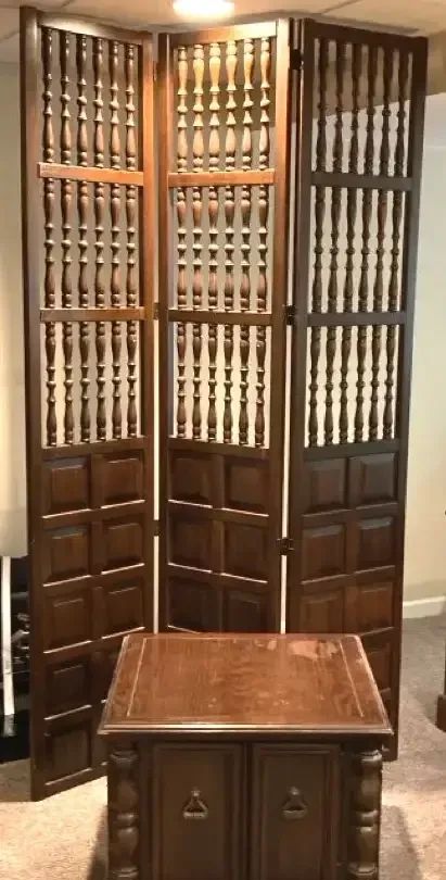 001 MCM 3Panel Turned Spindle Room Divider with End Table