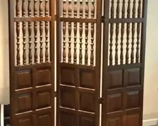 001 MCM 3Panel Turned Spindle Room Divider with End Table