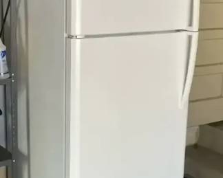 Frigidaire 18cu ft. Top Freezer Refrigerator