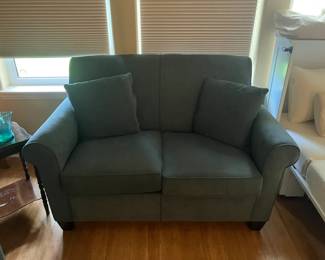 Love seat by FlexSteel
