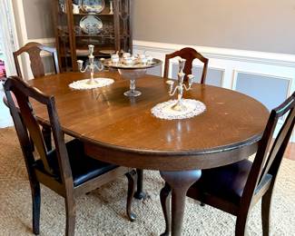 Dining room table - 6 Chairs - 3 Leaves