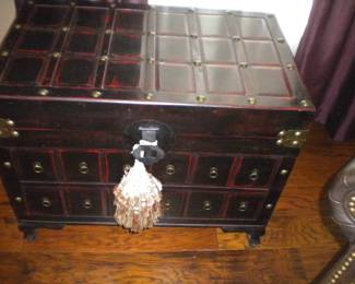 Stylish storage trunk