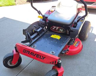 Gravley Zero Turn Riding Lawn mower with new Battery, runs great!
