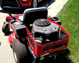 Gravely O turn riding lawn mower, New Battery & works!