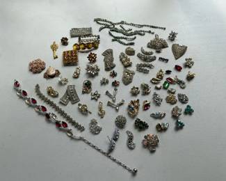 Collection Of Costume Jewelry Bits  Pieces Brooches Pendants Earrings Etc
