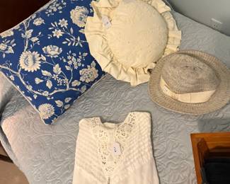 Bedding, Decorative Pillows 