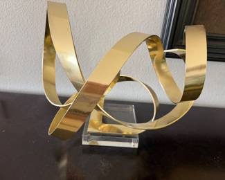 Modernist piece. Abstract ribbon sculpture. American artist Dan Murphy
