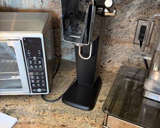 Sparkling water maker