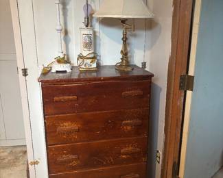Vintage dresser - Lamps