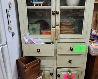 Cottage Core cabinets, salad bowls, kitchen accents