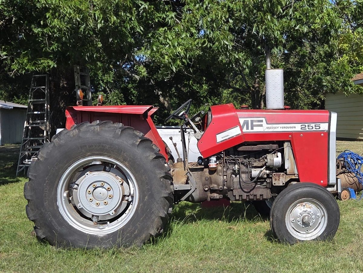 Massey Ferguson 255 Tractor