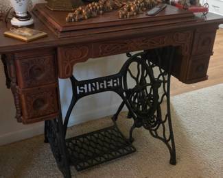 Antique Singer sewing machine in great condition