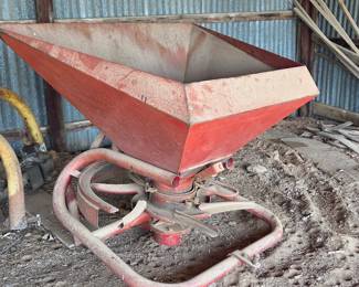 Large fertilizer spreader
