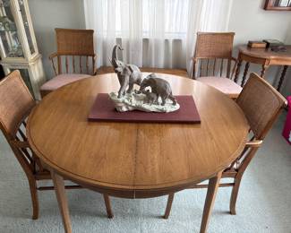 table with 2 leaves and custom pads