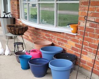 Planters & yard decor