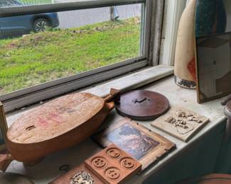 xplore a unique assortment of vintage treasures and rustic home decor perfect for collectors and DIY decorators alike. This selection features a charming mix of handcrafted wooden items, nostalgic artwork, and unique tabletop accent pieces.