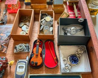 Discover a unique assortment of vintage items, collectibles, and nostalgia pieces perfect for collectors, hobbyists, or resellers. 