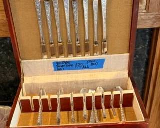 Beautiful set of vintage silverplate in storage box