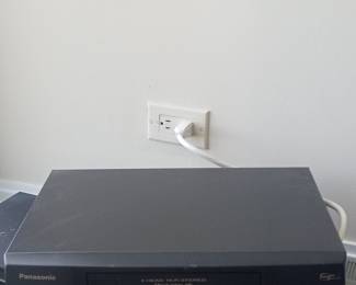 Panasonic Omnivision VHS VCR SD-V295 (with DVD Player)