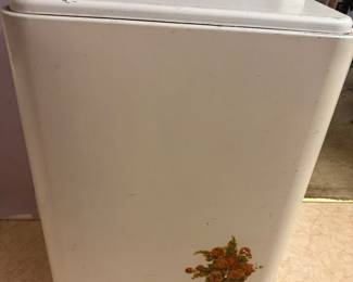 vintage painted metal clothes hamper 1950s-70s.