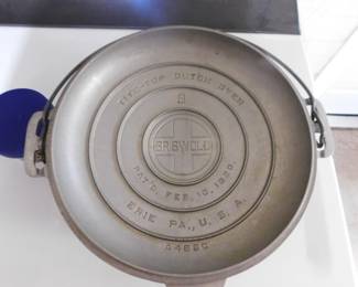 yes, it is a Grisworld #9 in perfect, like new, unused condition