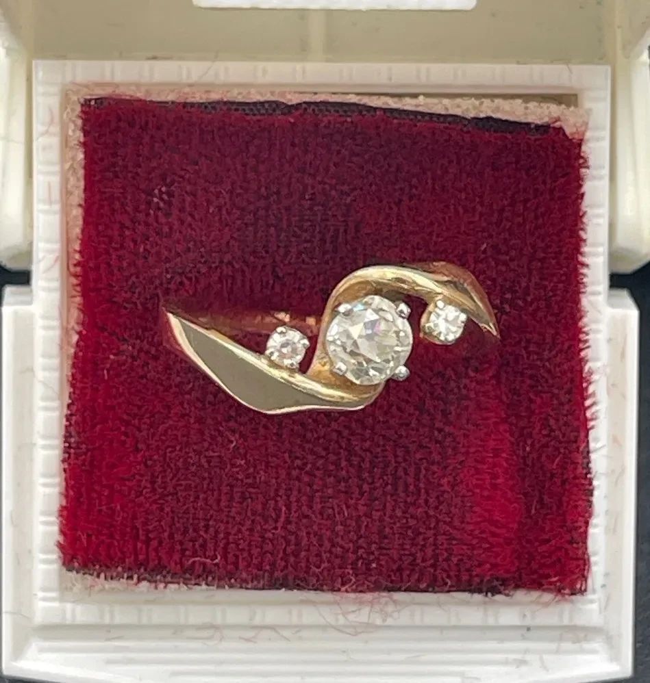 14K Yellow Gold .50 Carrot Diamond Solitaire w/ 2 Accent Diamonds Ladies Ring TW 5.10g * Size 6.75