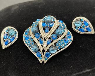 Gorgeous Blue Brooch With Matching Clip Earrings