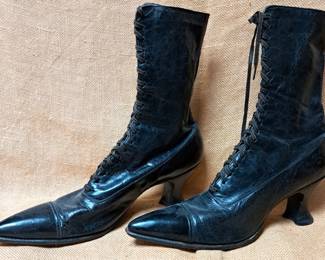 ANTIQUE LADIES LEATHER BOOTS