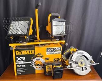 DeWalt XR Power Detect 7 1/4” Circular Saw * Battery & Charger * Adjustable Position Lights