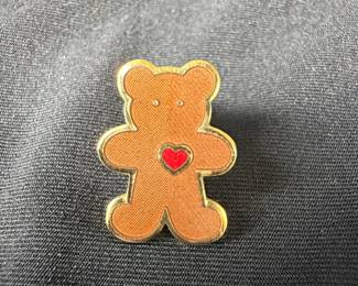Hallmark HMK CDS Teddy Bear with Heart Pin