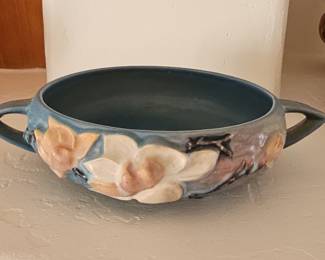 Roseville Magnolia blue double-handled bowl 447-6