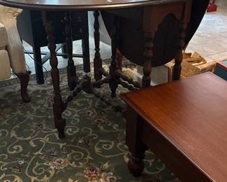 Gate leg table