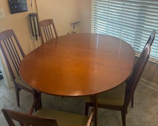 Heywood Wakefield dining table seats six