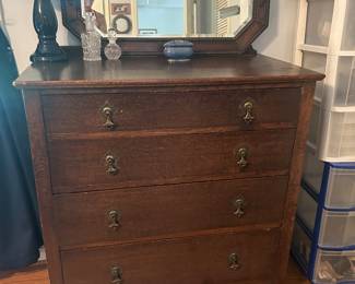 Dresser with leaning mirror 