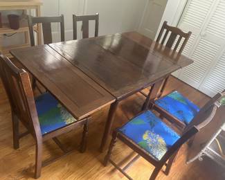 2 leaves, each one is 12 inches Table expands from 3 feet to 5 feet