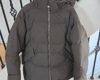 Lot #B193 - Salomon Puffer Jacket with Adjustable Hood and Front Zip Closure - Men's S/M