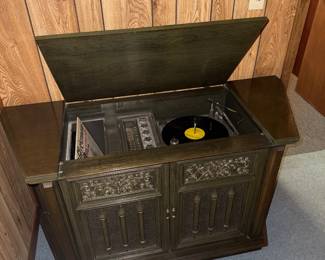 RECORD PLAYER - UNKNOWN IF WORKS